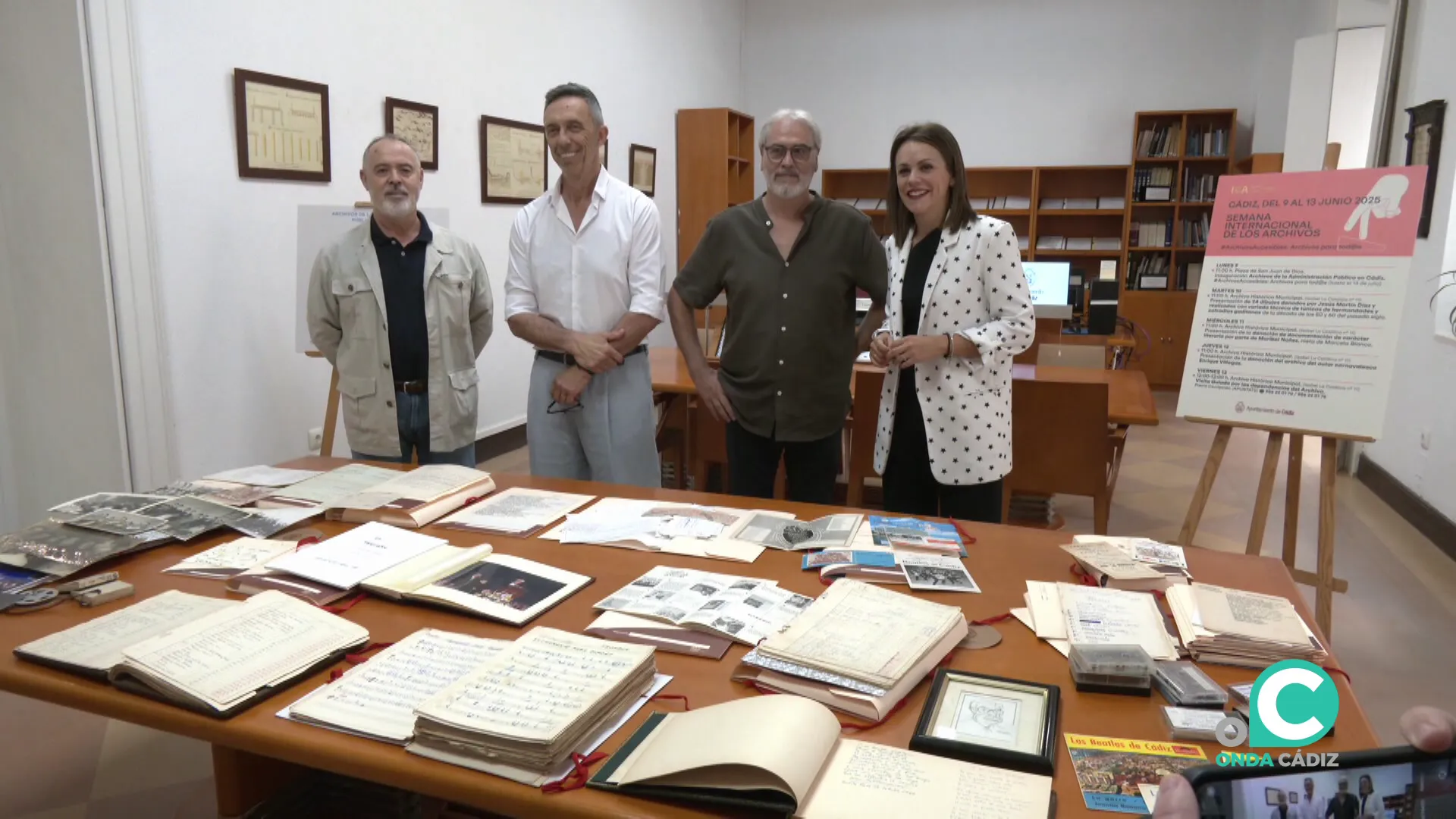 Autoridades y familiares con los fondos cedidos del universal lírico de la fiesta