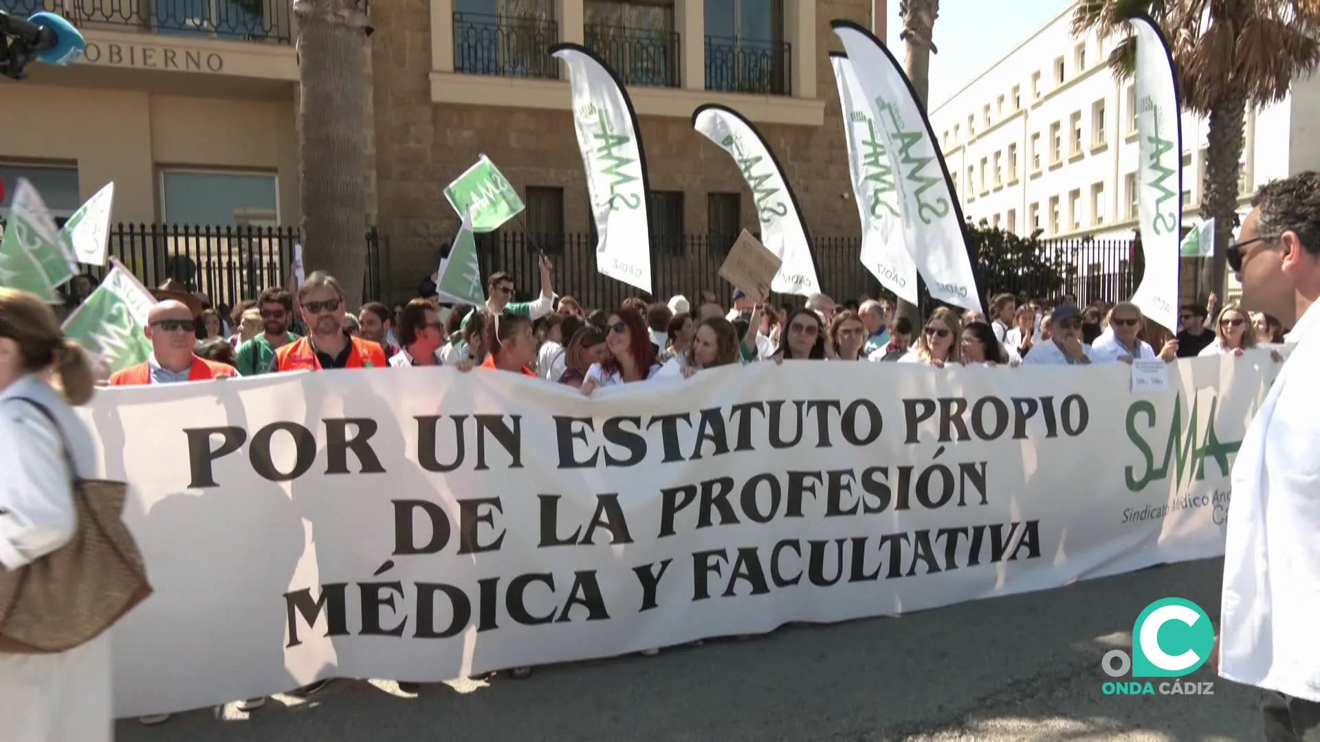 Un momento de la protesta este viernes ante la subdelegación de gobierno 