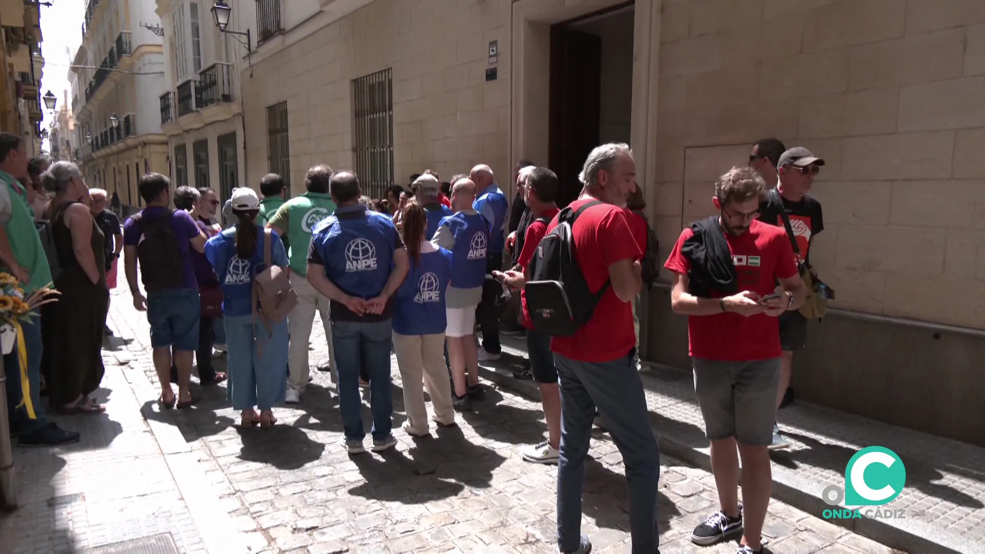 La movilización se ha efectuado a las puertas de la Delegación de Desarrollo Educativo de la capital gaditana