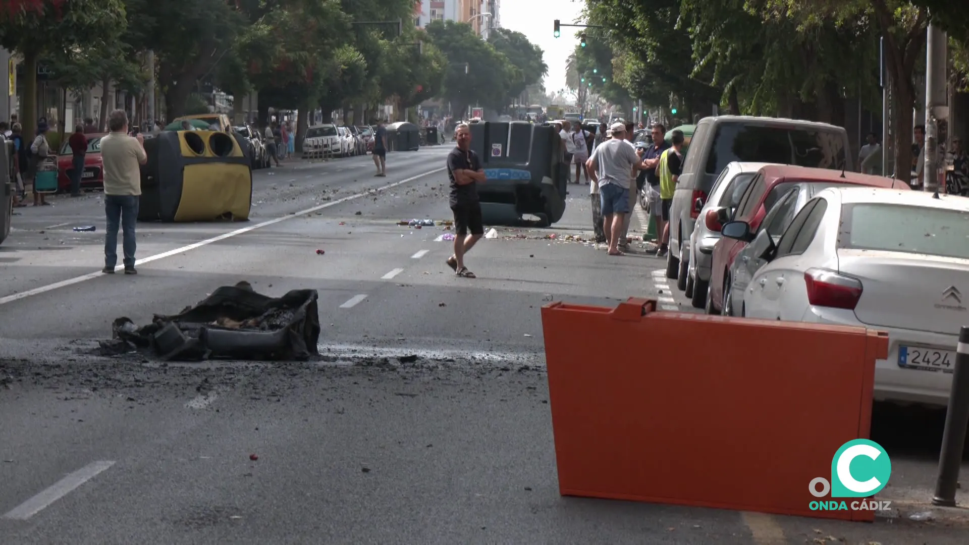 Restos esparcidos por la avenida durante el pasado miércoles
