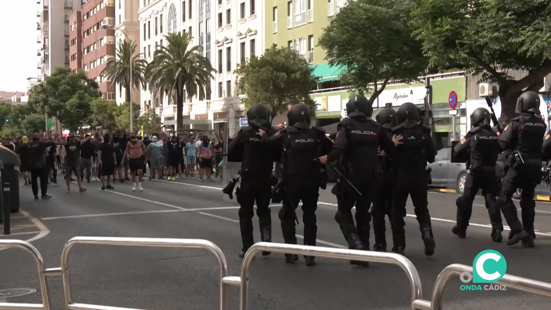 Agentes antidisturbios en una de las actuaciones de este lunes en la capital gaditana