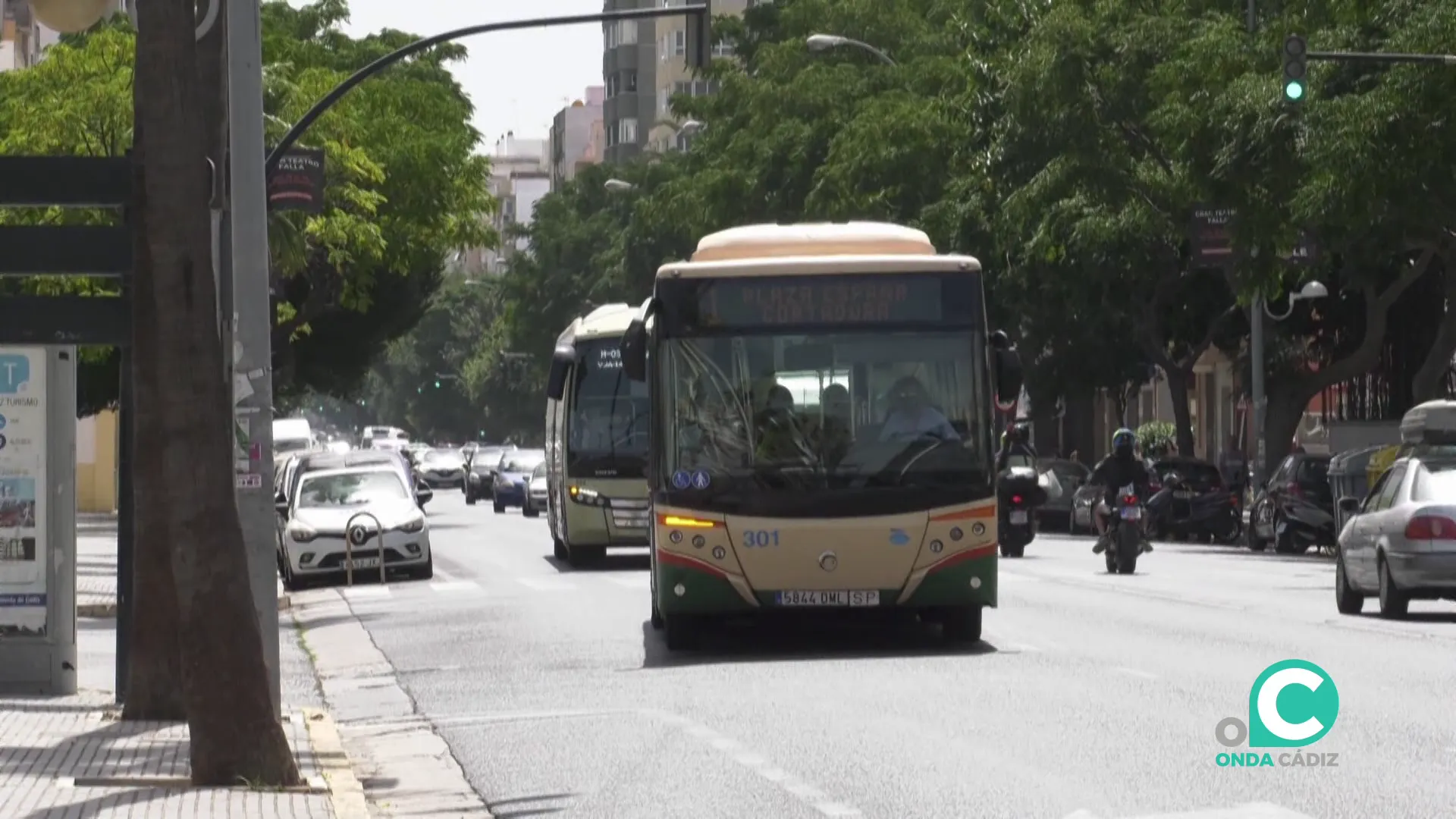 Vehículo de transporte urbano por la avenida principal de la capital gaditana