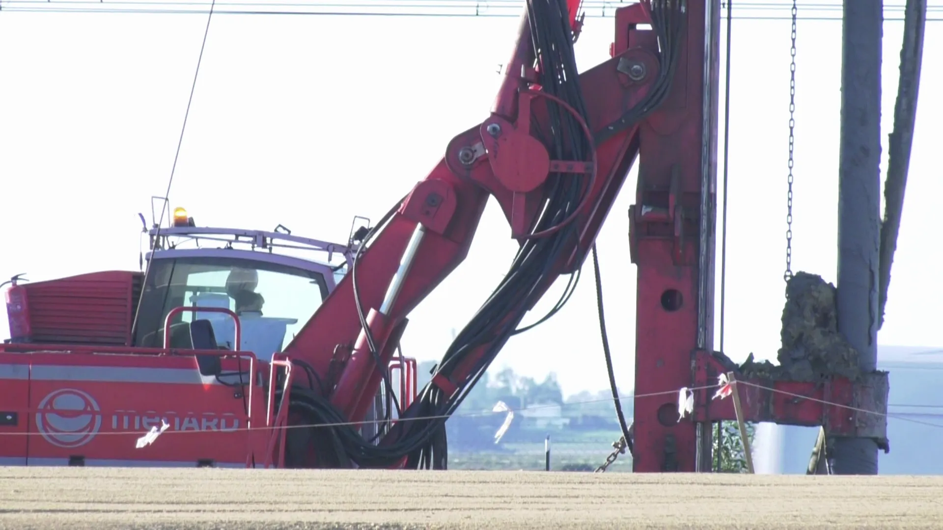 Máquina trabaja sobre una carretera de la provincia en una imagen de archivo.
