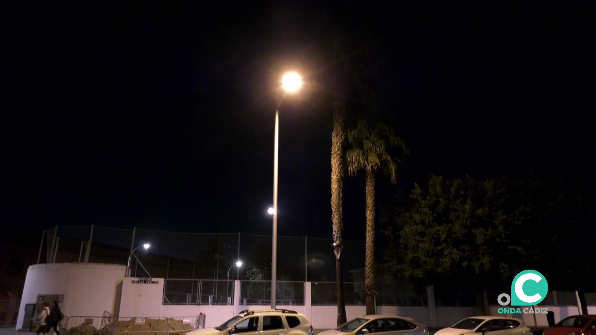 Imagen nocturna de una de las avenidas de la capital gaditana