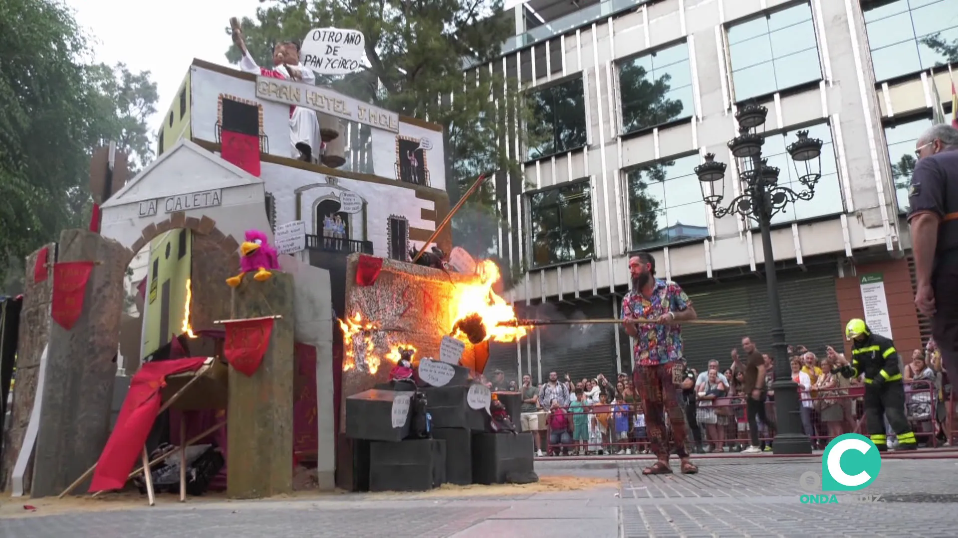 Momento del encendido de la creación ganadora de este 2025 en la plaza de España
