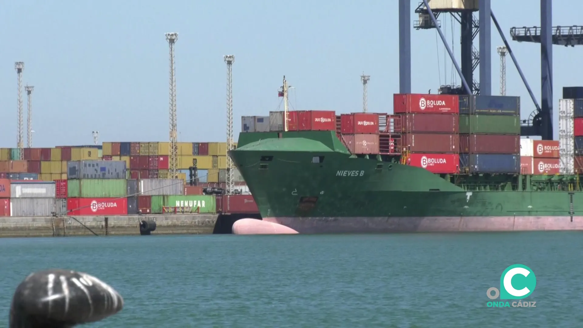 Barco de contenedores en el muelle de la capital gaditana en una imagen de archivo
