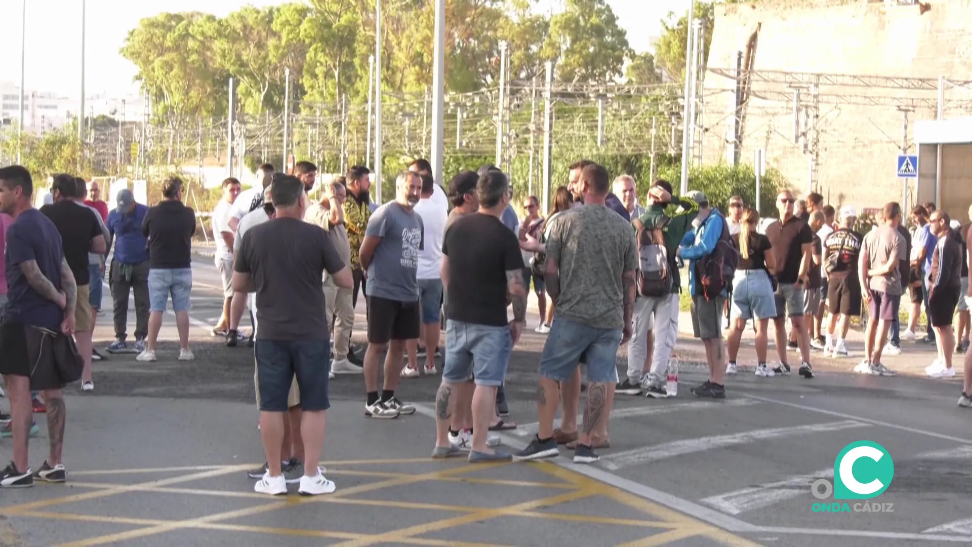 Los trabajadores este miercoles en la carretera industral 
