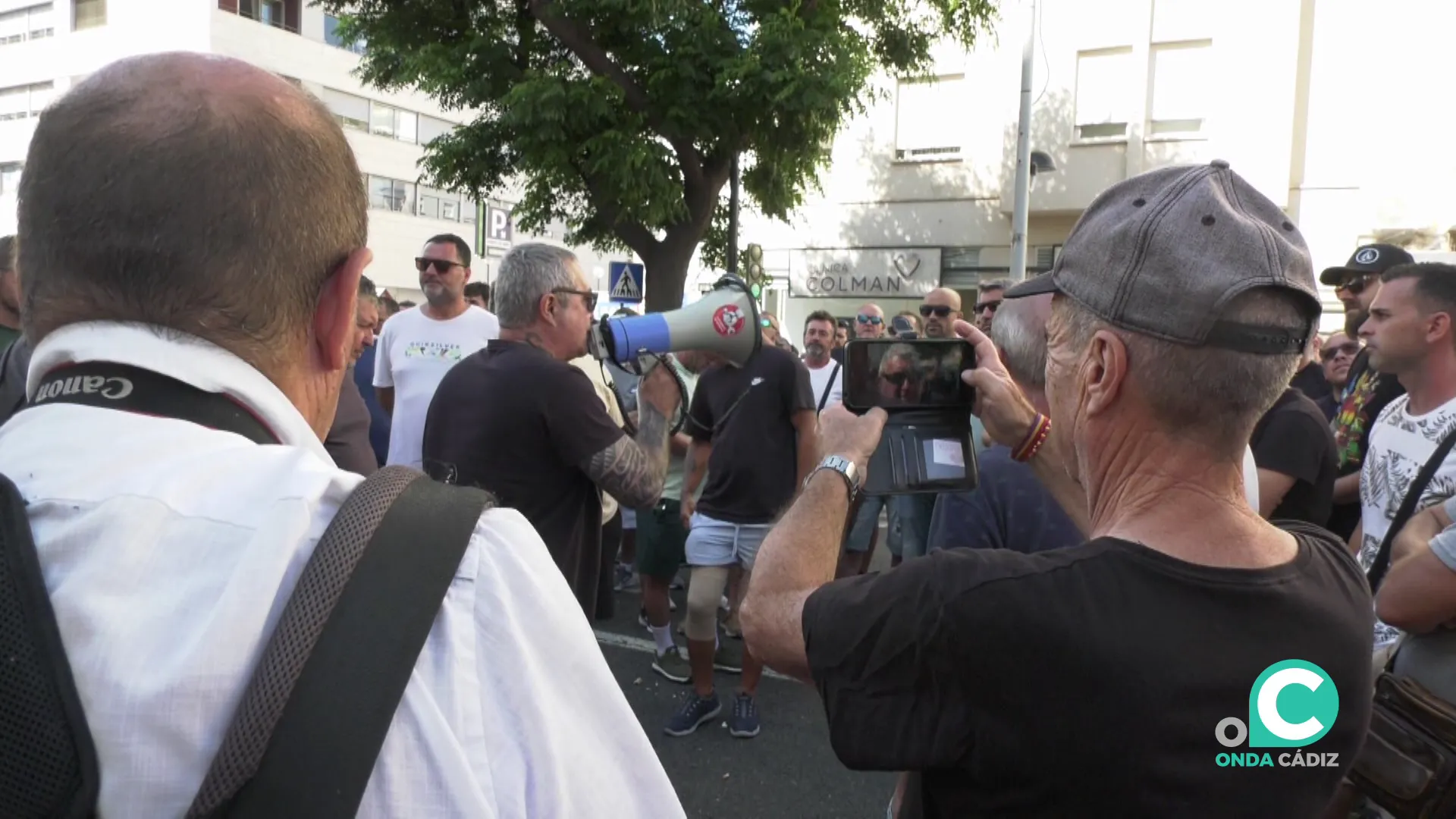 Un dirigente sindical se dirige a los concentrados frente al Puerta del Mar