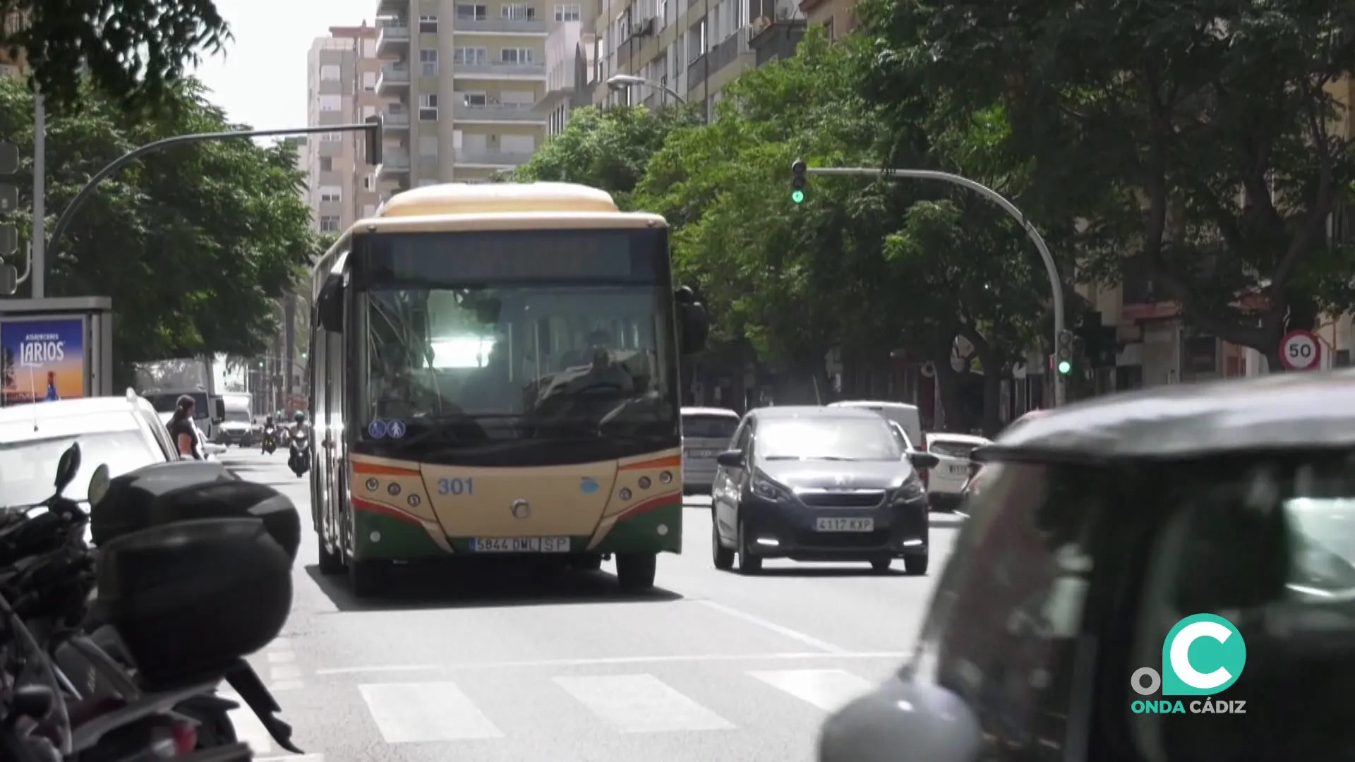 Vehículo de trasnporte urbano durante su servicio por la capital gadiana en una imagen de archivo