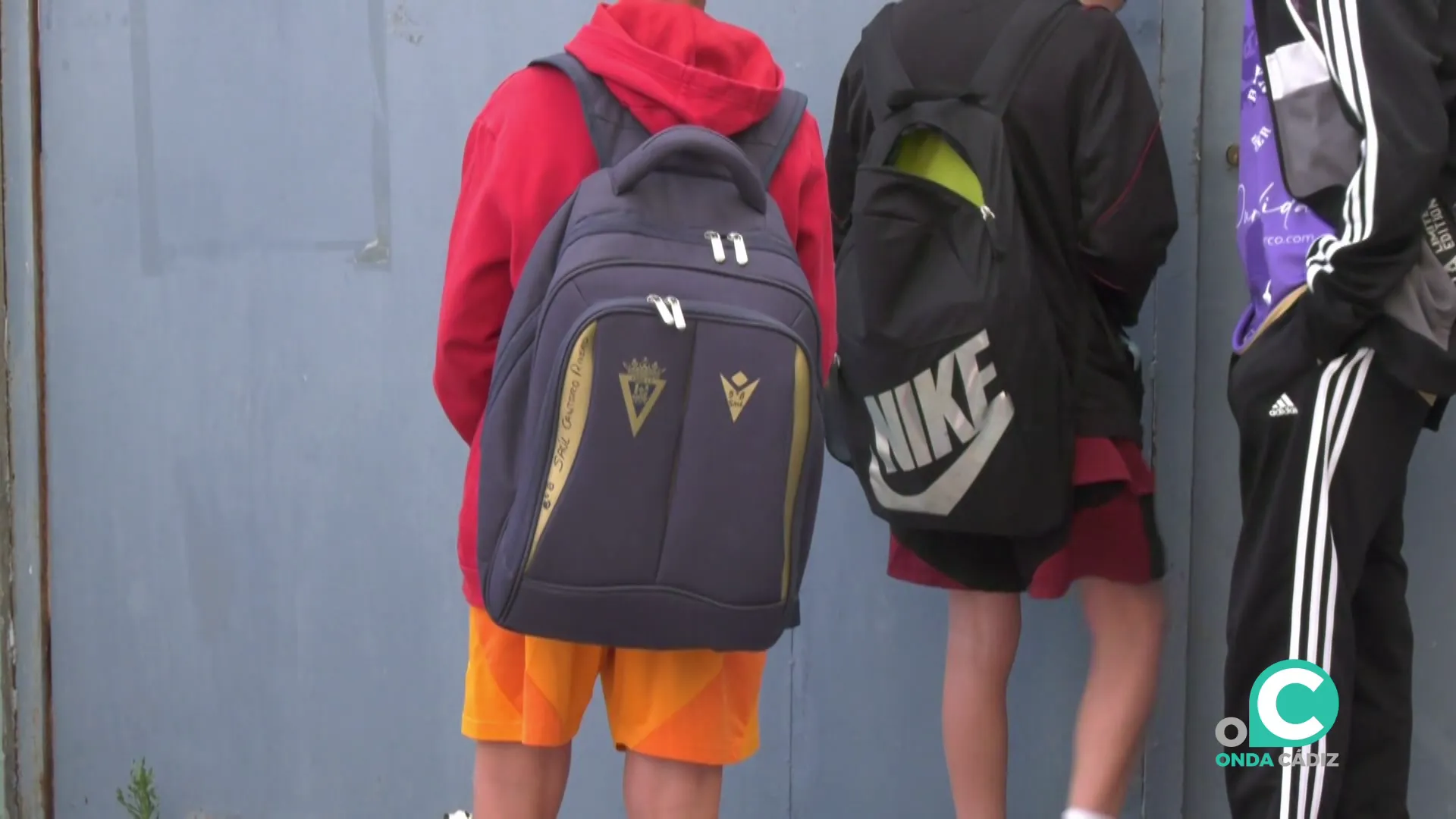 Alumnos esperan a la entrada de su centro en la capital gaditana en una imagen de archivo