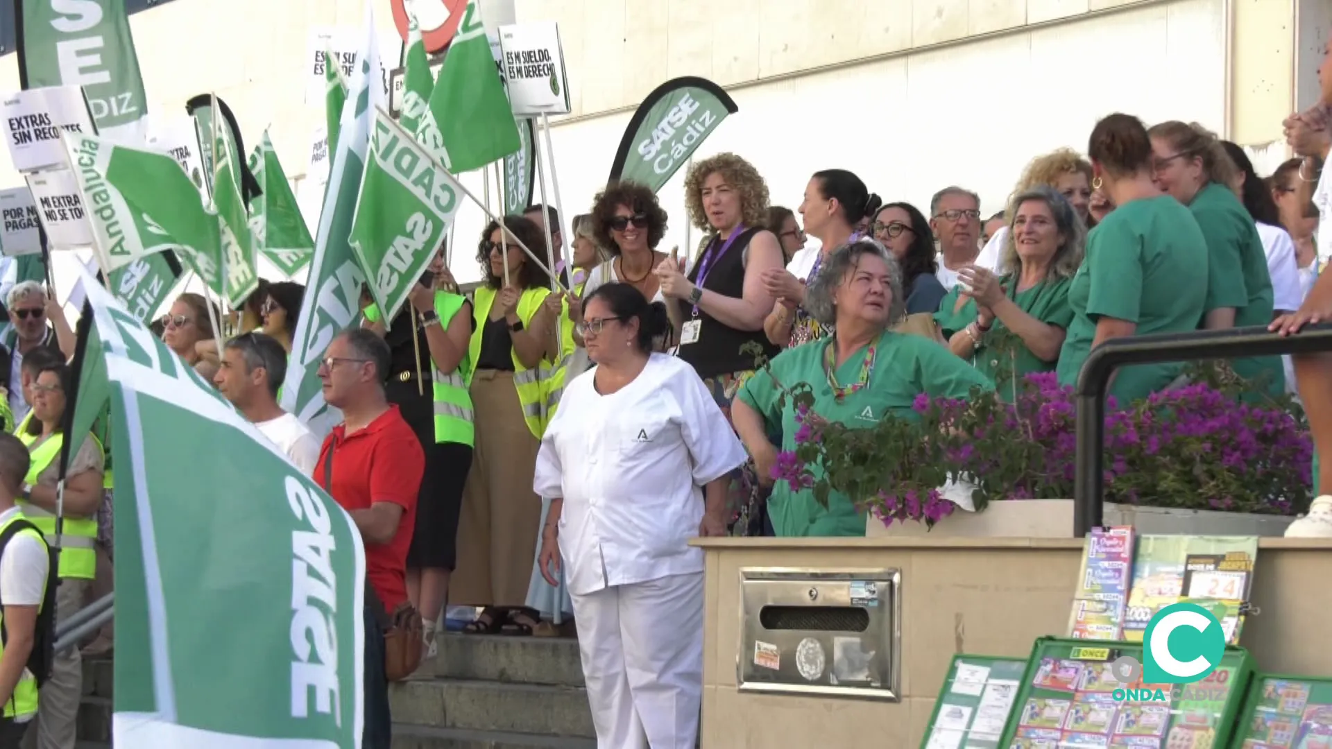 La concentración se ha efectuado este jueves a las puertas del centro Puerta del Mar