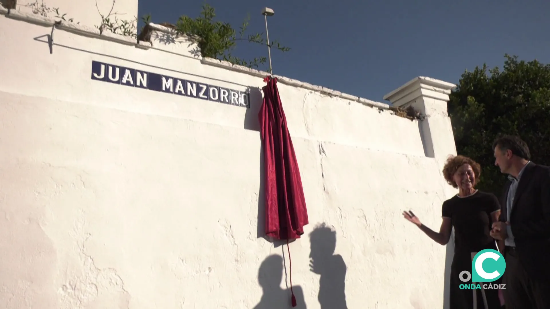 Mónica de Ramón junto con el alcalde en un momento de la emotiva ceremona