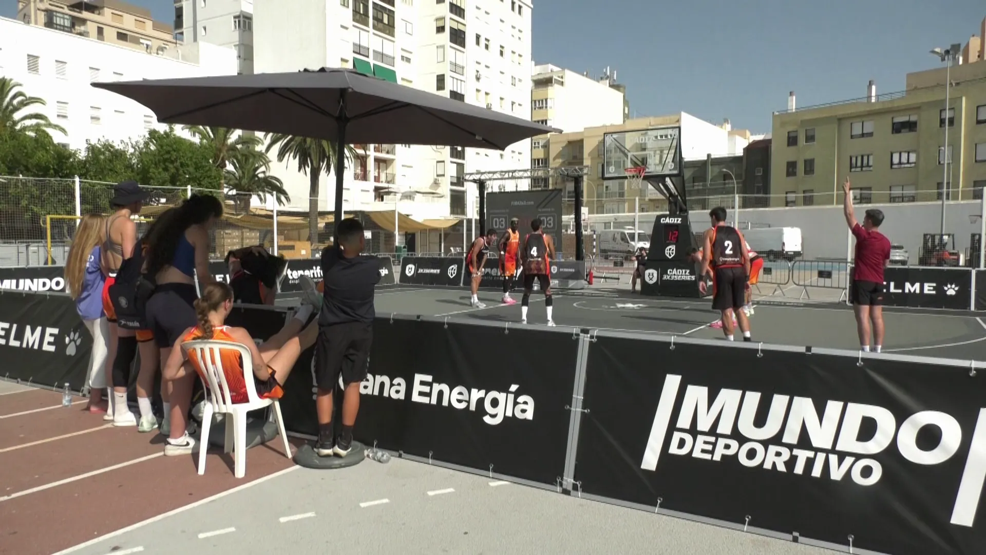 Pese al calor el  espectáculo deporte de la canasta brilló en la pista marianista