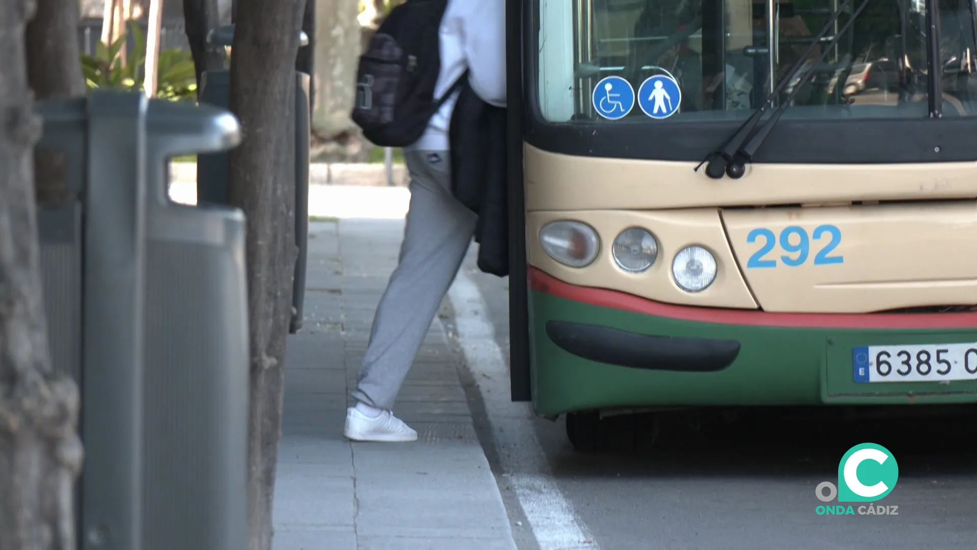 Usuario accede a un vehículo  del servicio de transporte en una parada de la captal gaditana