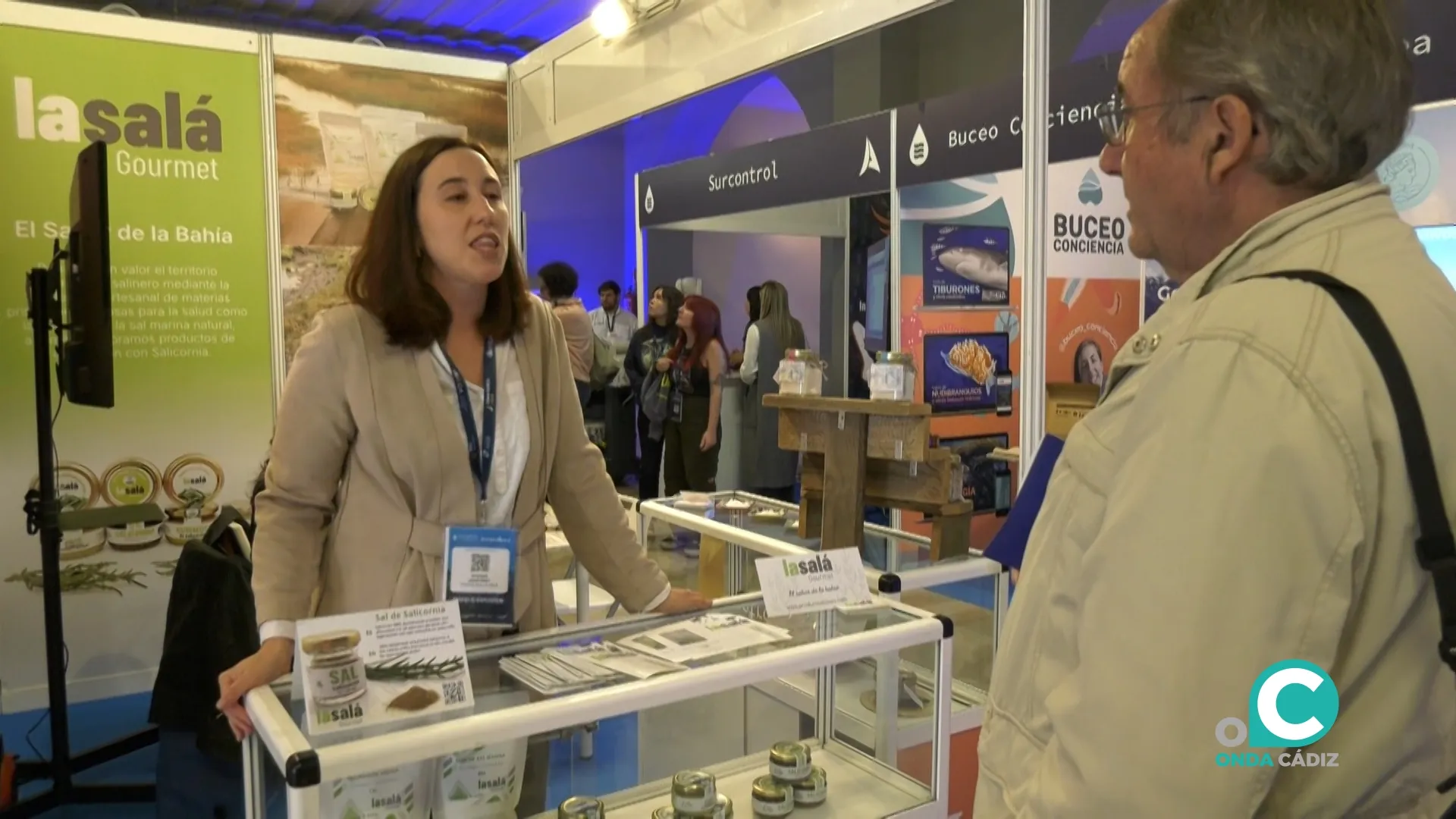 Stand relacionado con la economía azul en una feria promocional. 