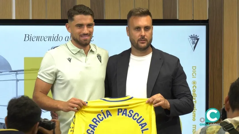 Alvaro García Pascual posa junto al Director Deportivo cadista, Juan Cala