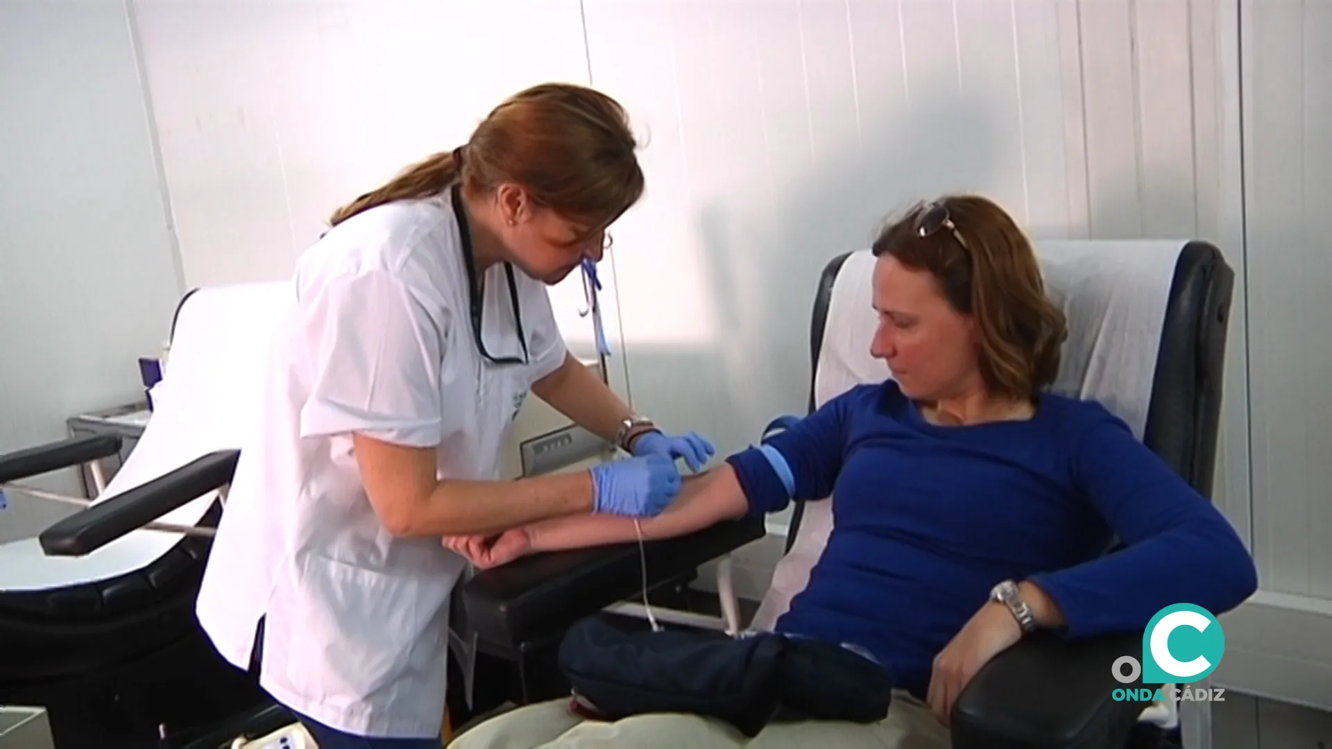 Una donante en uno de los puntos habilitados en Cádiz. 
