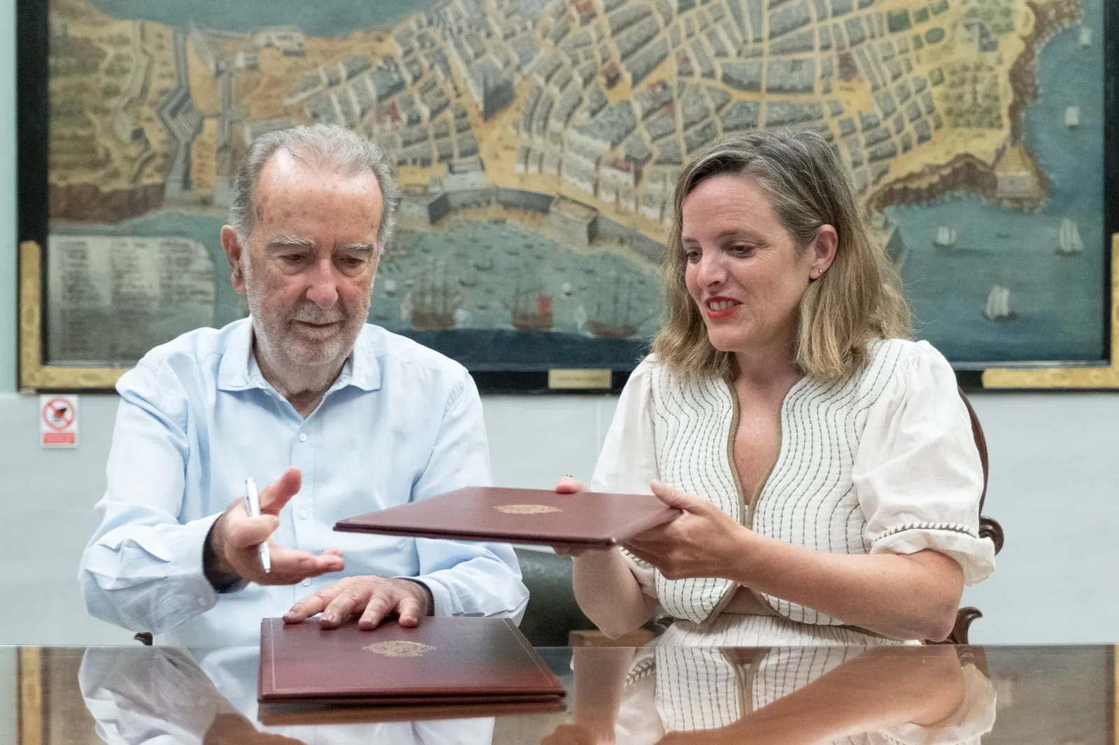 La teniente de alcalde de Cultura, Maite González, y el propietario de las obras, Miguel Ángel García-Agulló Fernández, han firmado este lunes el acuerdo.