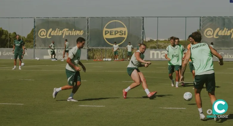 Ontiveros en una tarea del entrenamiento matinal (Foto: Cádiz CF)