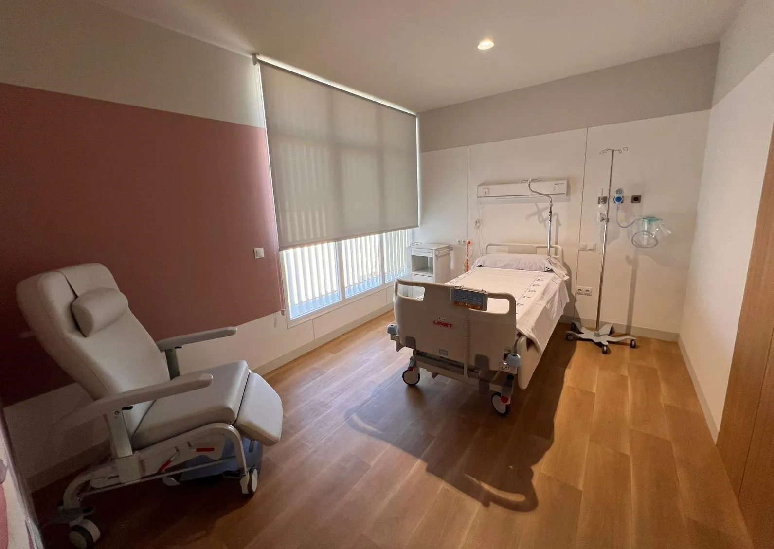 Una de las habitaciones de la nueva planta de Oncohematología y Paliativos en el hospital de Puerto Real, presentada este lunes. 