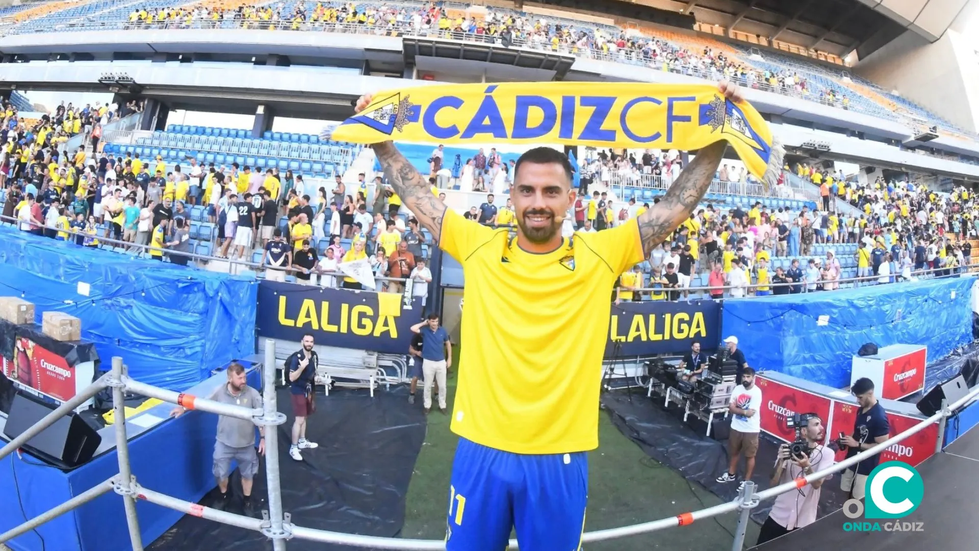 Suso posa con los aficionados que se dieron cita en el estado (Foto: Cádiz CF)