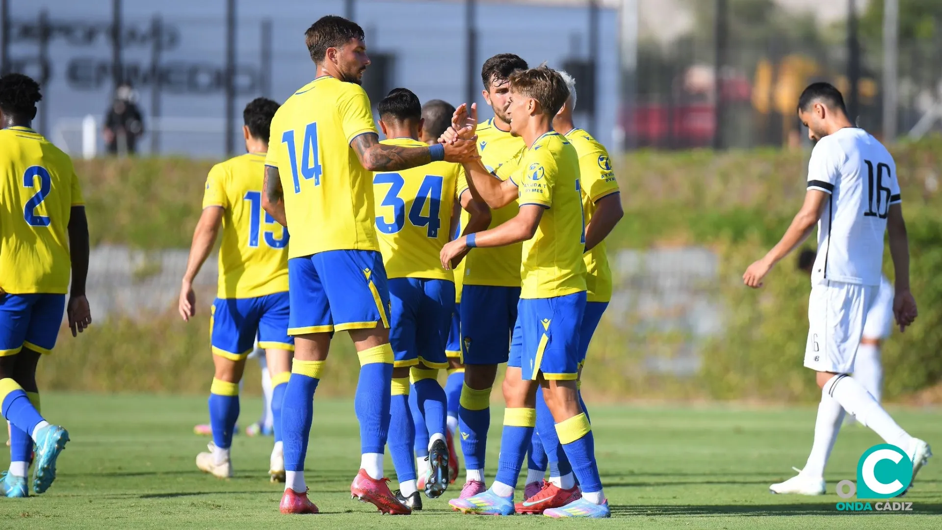 Los jugadores cadistas celebran el primer tanto del encuentro (Foto: Cádiz CF)