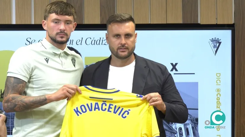 Kovacevic posa junto al Director Deportivo, Juan Cala