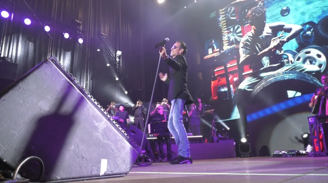 Marc Anthony pone a tono a sus fan en el muelle Reina Victoria.