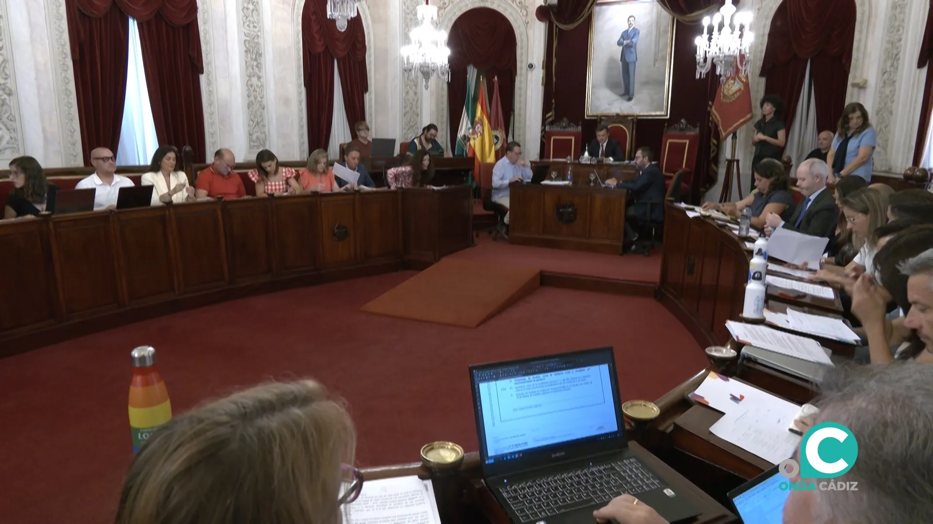 La corporación municipal en una sesión plenaria del Ayuntamiento de Cádiz. 