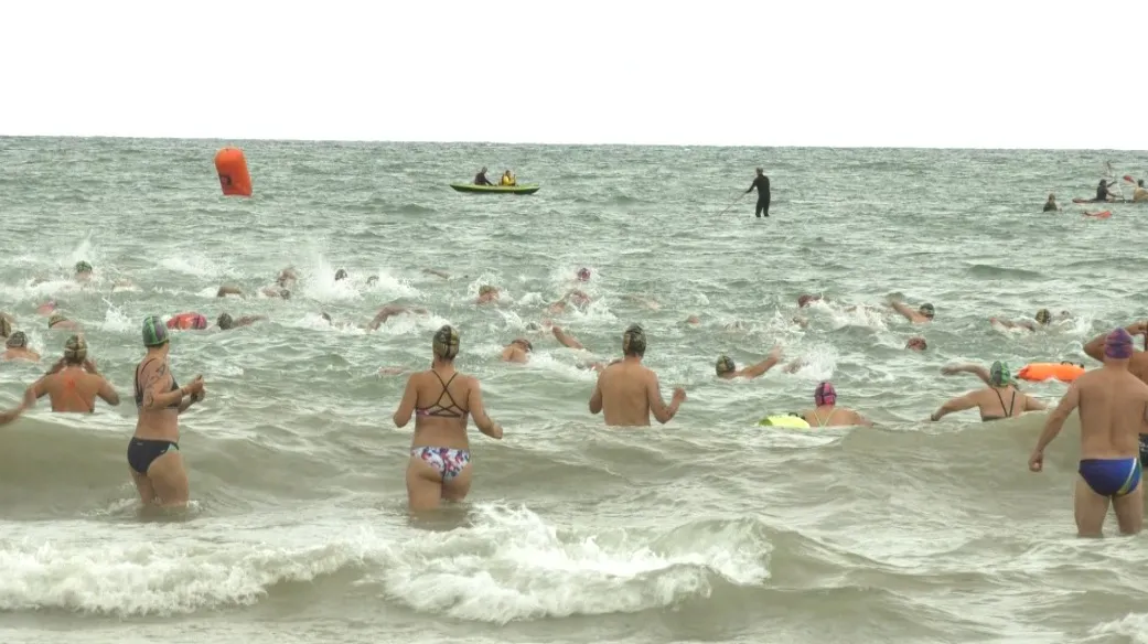 La natación en aguas abiertas convierte 2.500 metros en solidaridad.