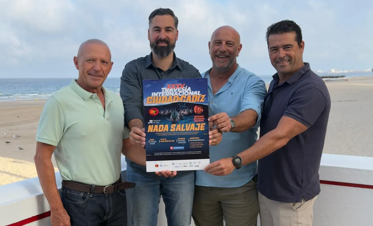 Autoridades y organizadores con el cartel de la cita