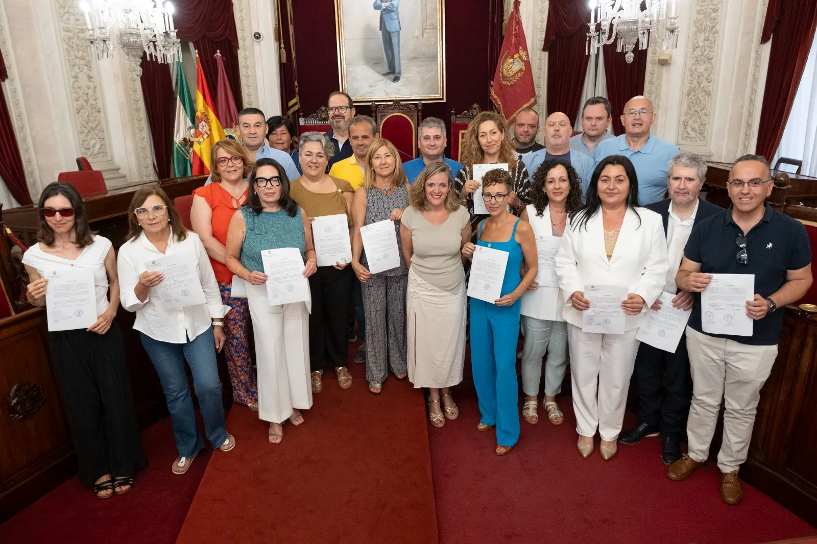 Una foto de familia en el Salón de Plenos del Ayuntamiento