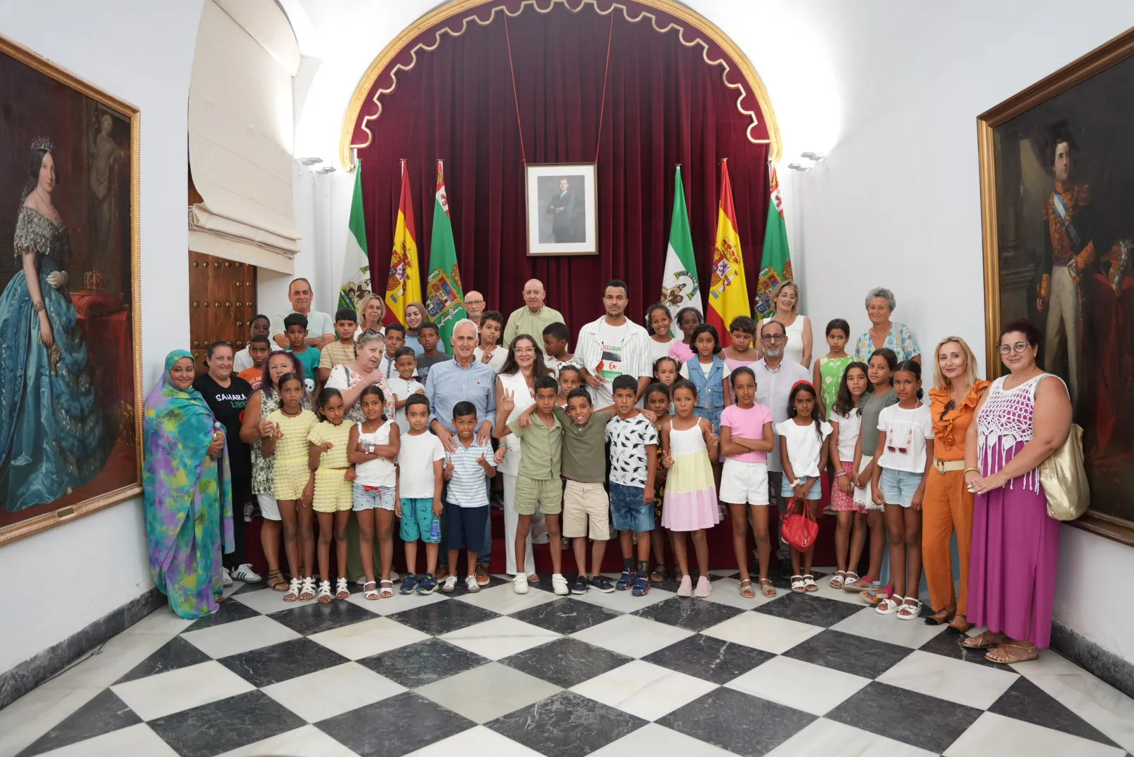 Los pequeños tras el acto con las autoridades y representantes de distintas organizaciones