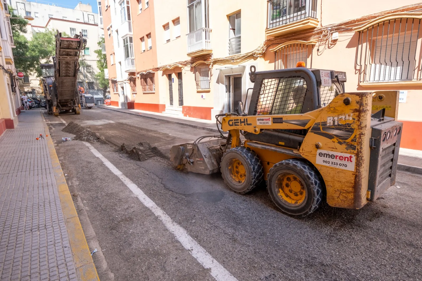 Maquina en labores de ajuste de firme en la zona de La Laguna