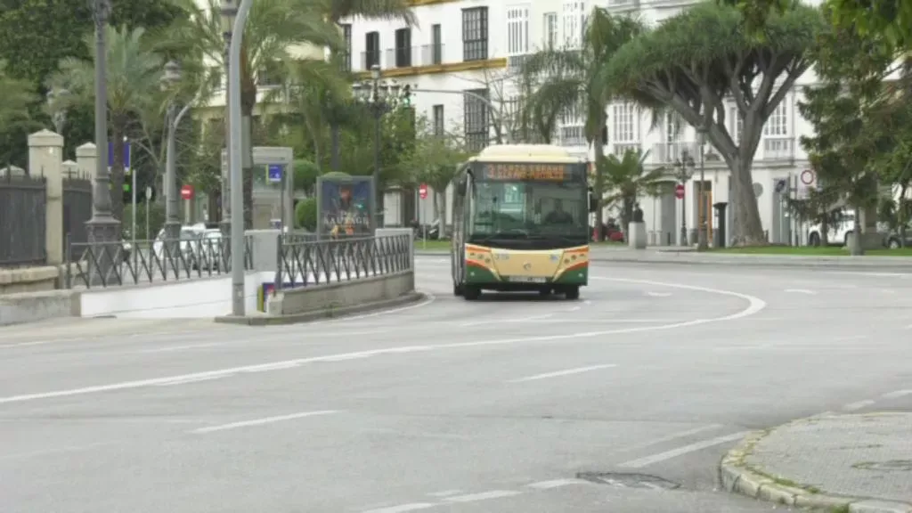 La Zancada denuncia la situación actual de la flota de autobuses en Cádiz. 
