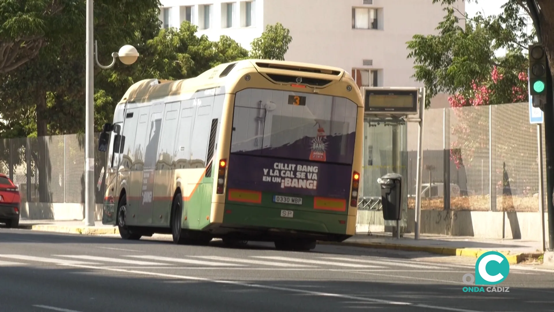Un autobús urbano se detiene en una de las paradas de la ciudad. 