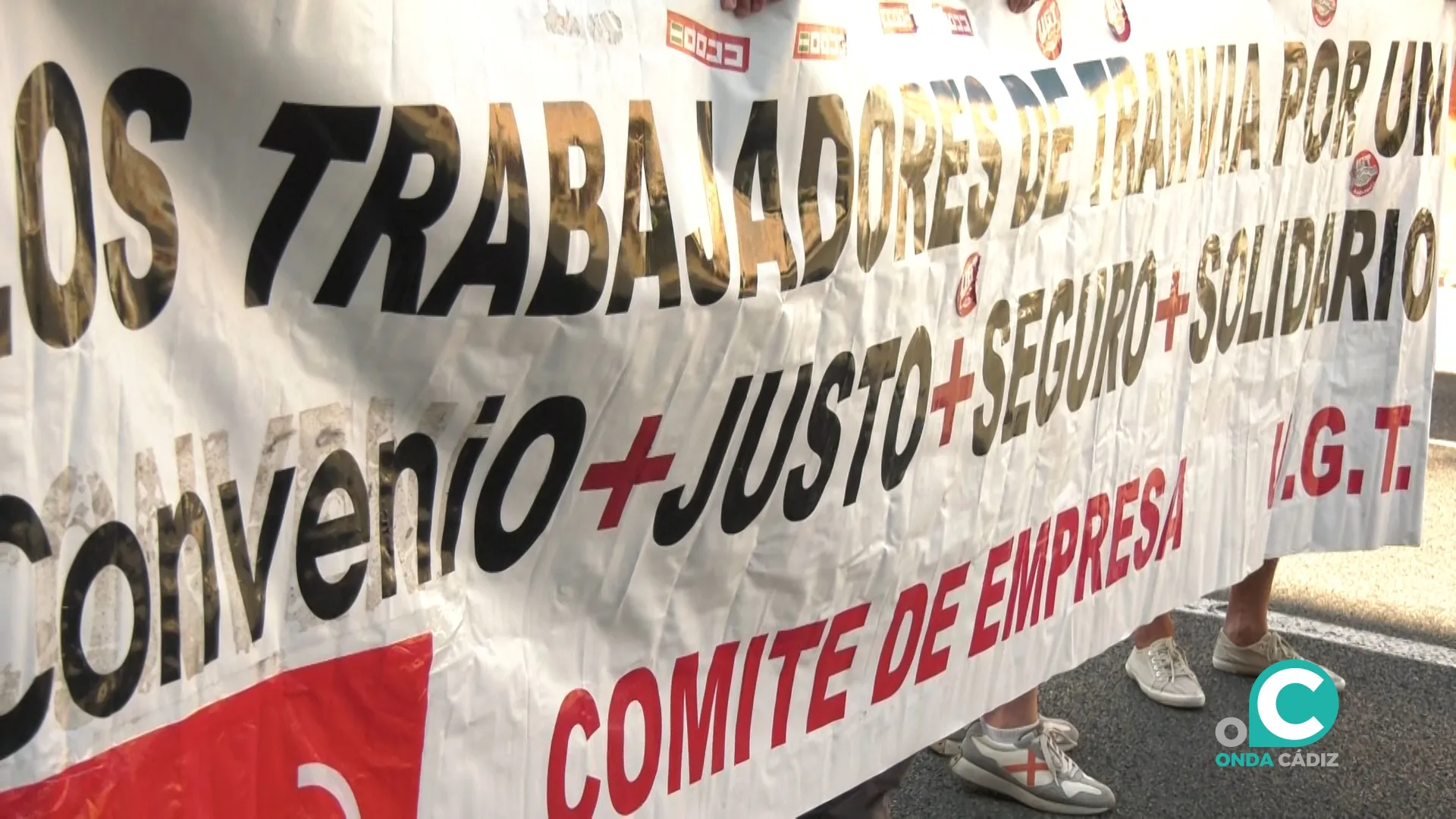 Pancarta de la manifestación de los trabajadores del servicio de autobuses urbanos de Cádiz. 