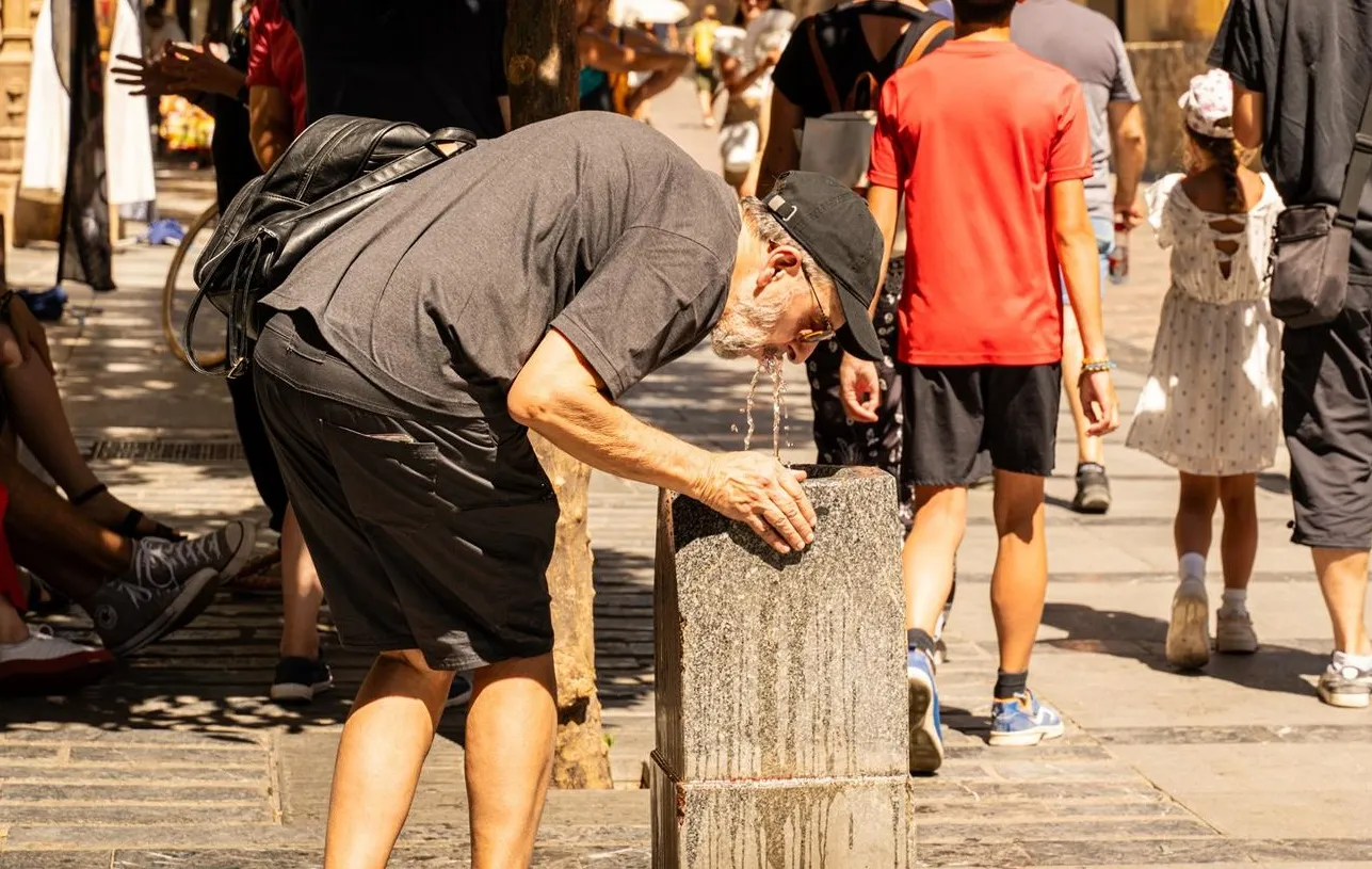 Turista se refresca con agua para hacer frente a las altas temperaturas, en una imagen de archivo.