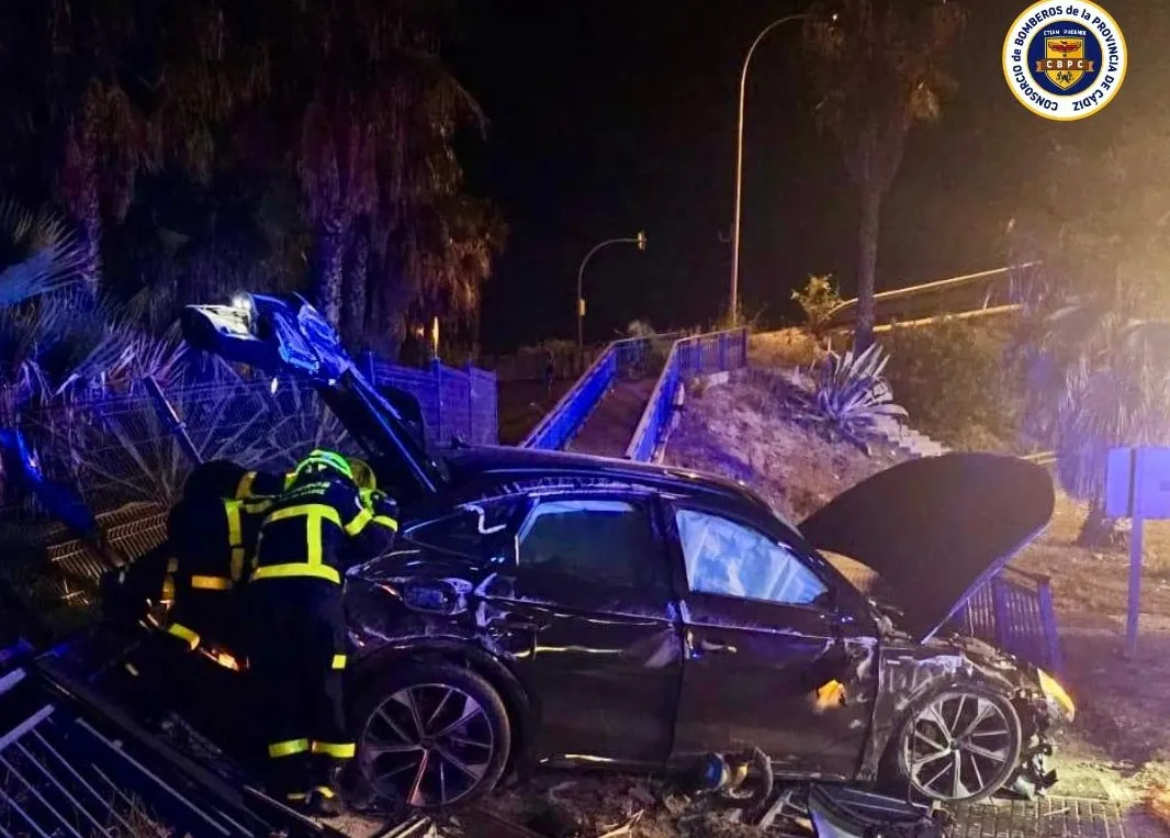 Efectivos de Bomberos y de Policía Local en la zona del accidente producido en el nudo de Cortadura.