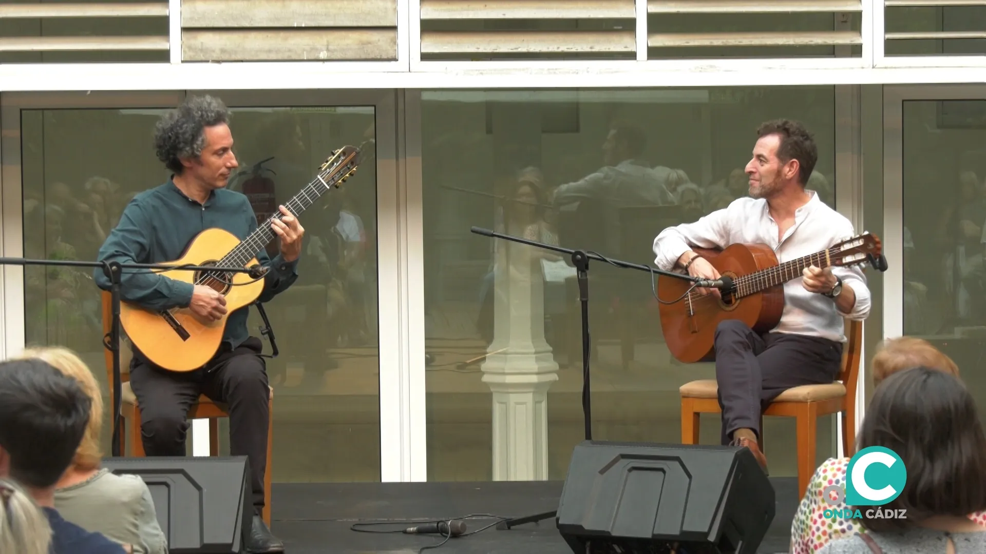 Los guitarristas argentinos Ramón Maschio y Mariano Gil sobre el escenario del ECCO. 