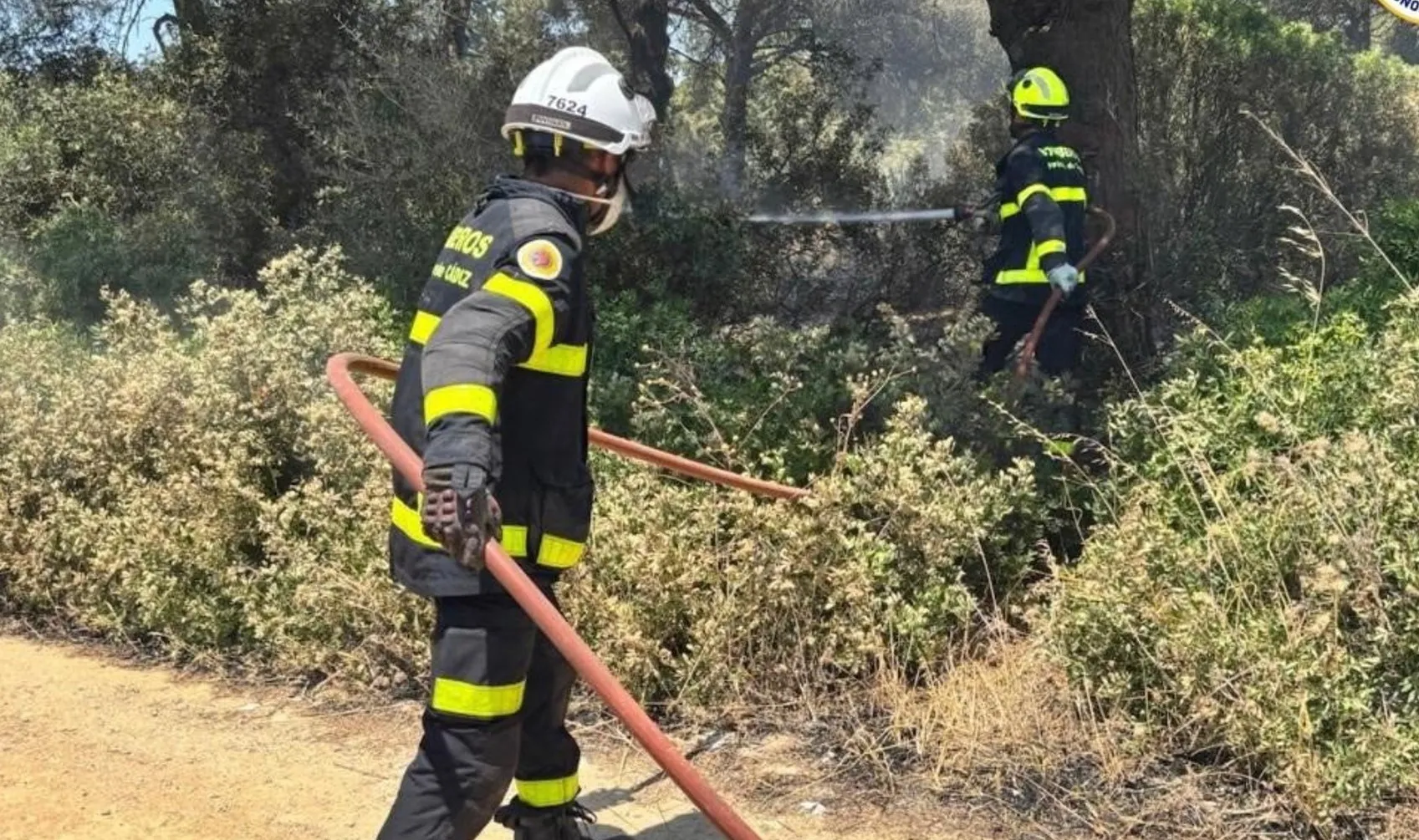Dos efectivos de bomberos en las labores de extinción