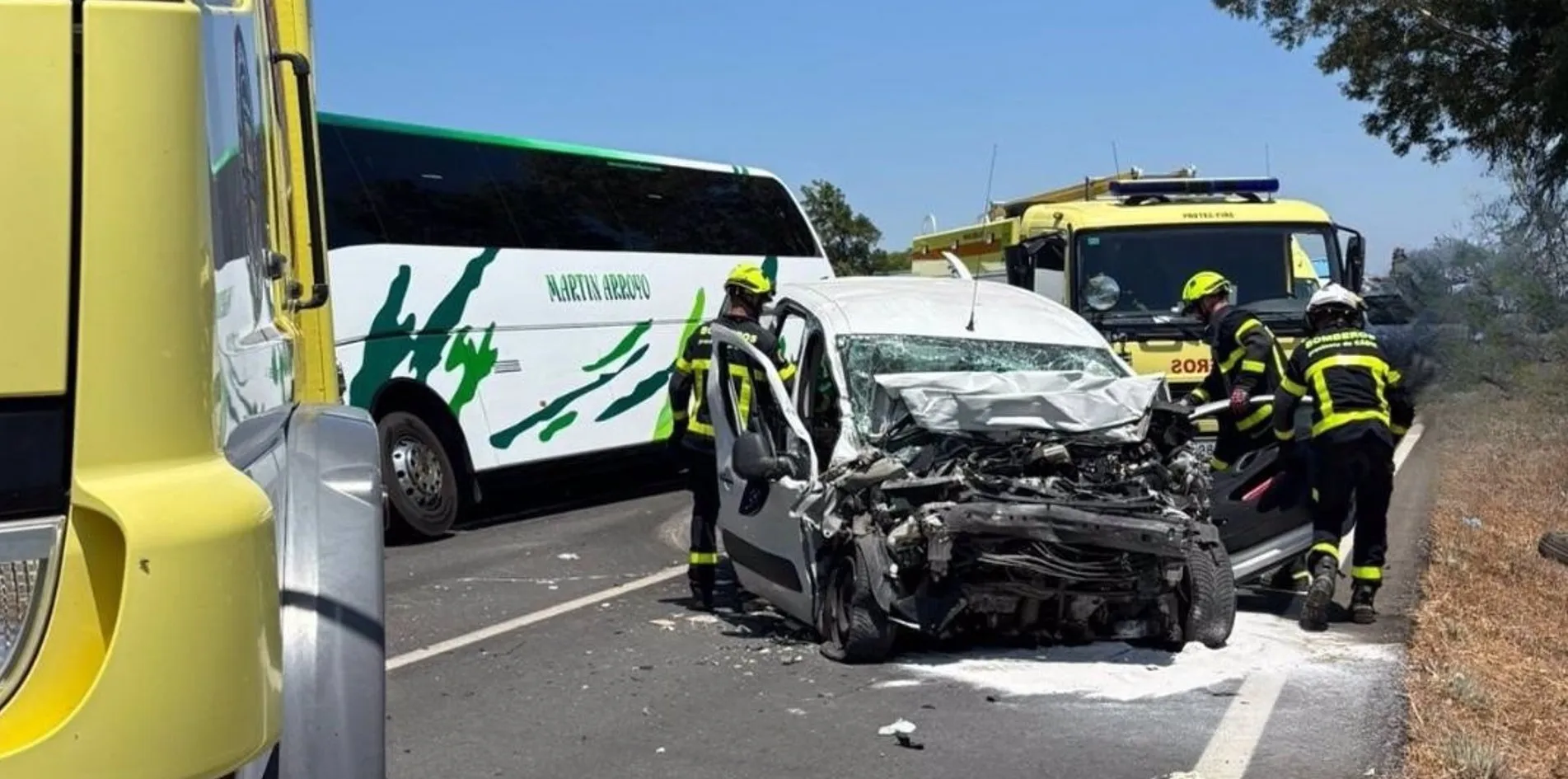 Lugar del siniestro atendido por distintos efectivos de bomberos 
