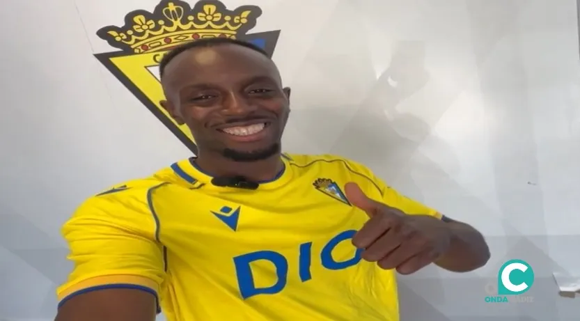 Yussi Diarra posa con camiseta del Cádiz CF (Foto: Cádiz CF)