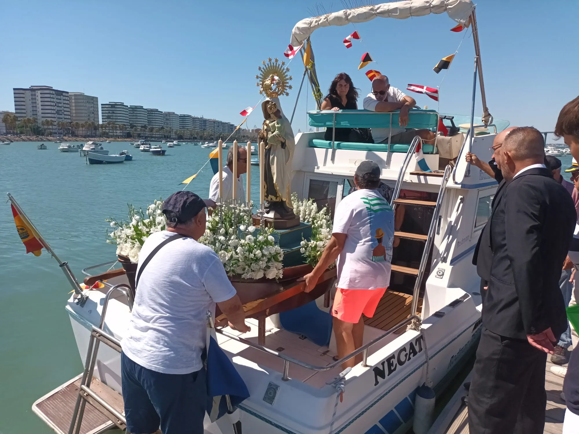 La Virgen del Carmen embarcándose para el inicio de la procesión marinera. 