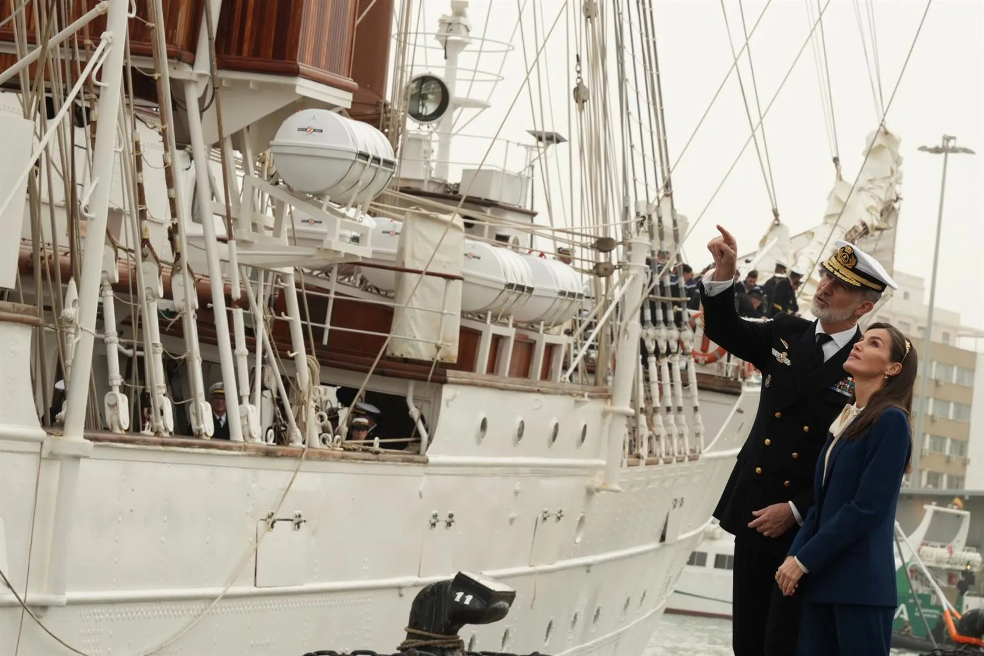 Los Reyes Felipe VI y Letizia en su última visita a Cádiz con motivo de la salida del Juan Sebastián Elcano.