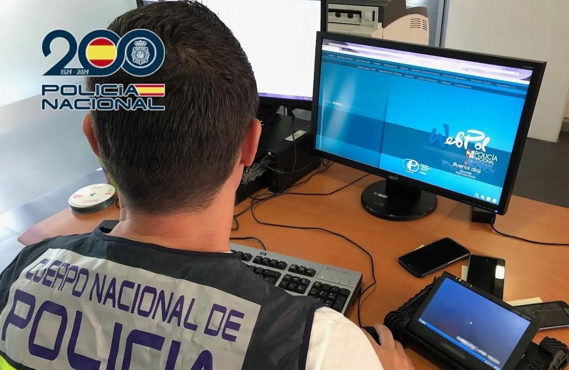 Imagen de un agente de Policía Nacional frente a un ordenador.