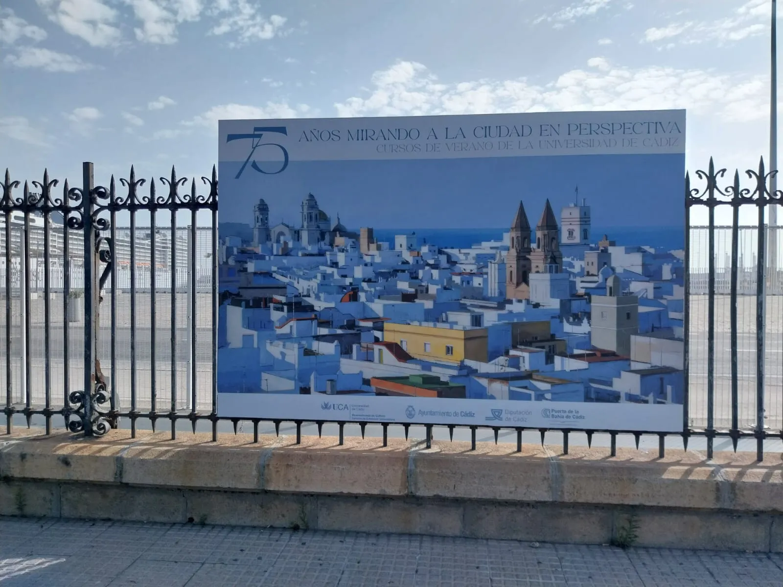 Panel principal de la exposición 'Mirando a Cádiz en perspectiva: 75 años de Cursos de Verano'.