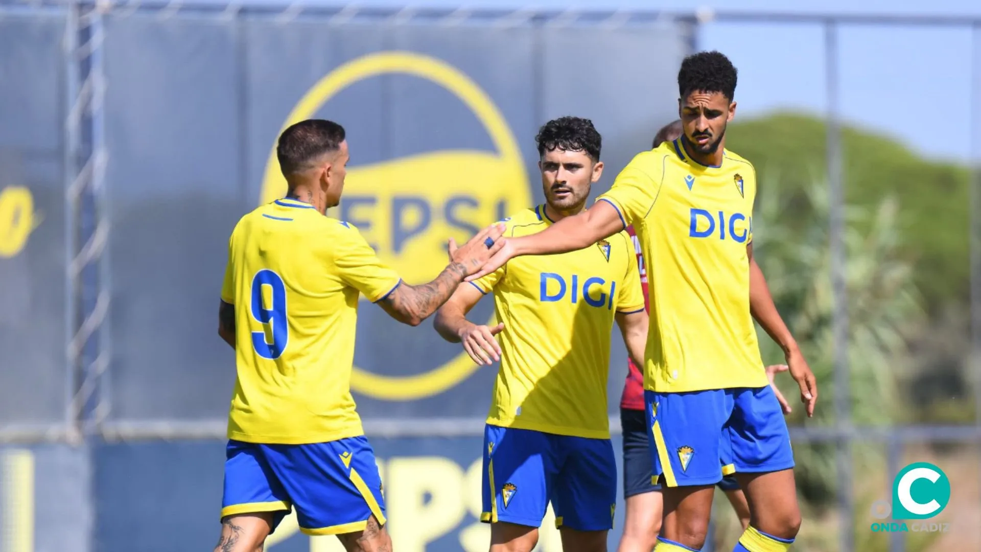 Chris Ramos celebra el tanto con sus compañeros (Foto: Cádiz CF)