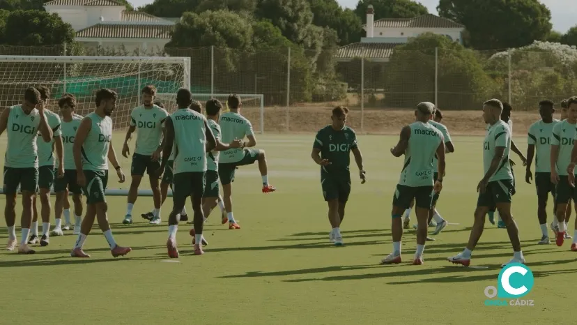 Los jugadores concentrados en Benalup durante la sesión matinal (Foto: Cádiz CF)