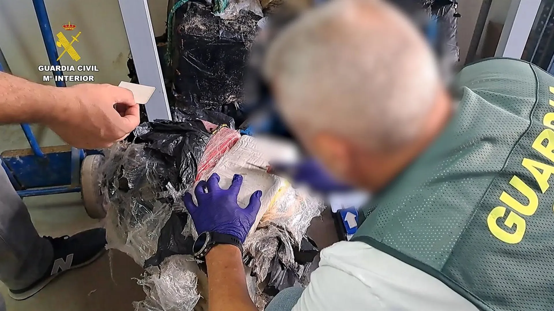 Inspección de uno de los fardos de coca incautados en la zona Playa de la Hierbabuena